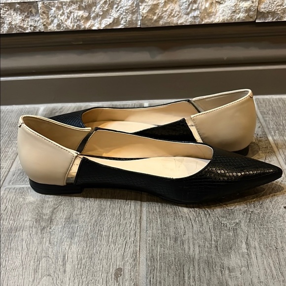 Zara Black/Beige Pointed Toe Flats with Textured Finish, size 38/US 7 1/2 - Picture 7 of 11